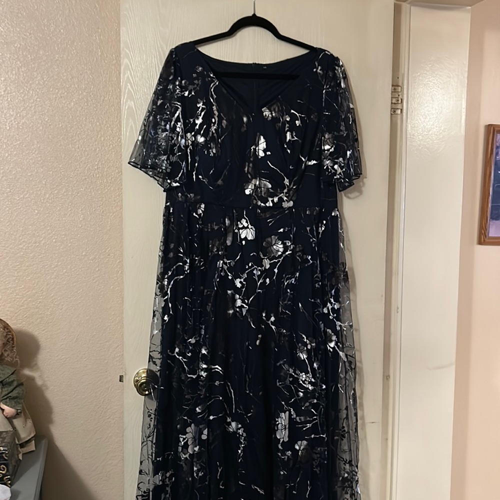Beautiful gown, navy blue, size 3X. Purchased from SHEIN, never worn.